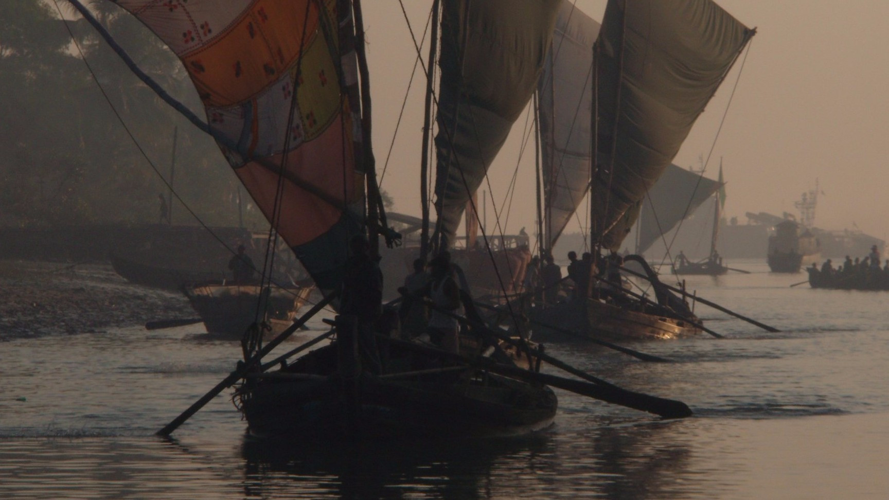 Transportboote auf dem Irrawaddy Transportboote auf dem Irrawaddy